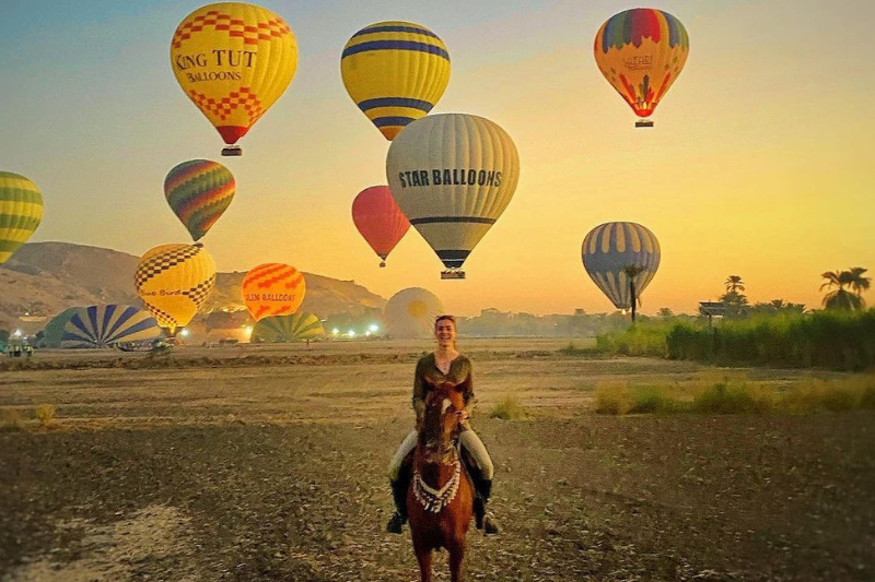 See the hot air balloons from horseback in Egypt